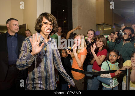 Candidat à American Idol Sanjaya Malakar revient à la maison à Federal Way, WA. Il est accueilli avec un heros, bienvenue à la cour à l''communes d'un centre commercial local. À partir de stations de radio locales, au maire de la ville Michael Park. Jeunes et vieux s'essayer et attraper un aperçu de la 'star'. Lorsque demandé wh Banque D'Images