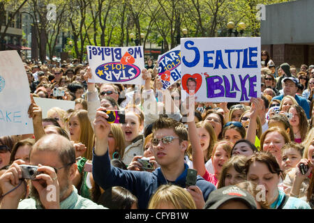 L'idole américain Blake Lewis revient à la maison pour une courte pause. Il est maintenant dans le top 3. À son retour, il a reçu un heros hometown bienvenue. Avec son groupe, il jeta un coup d'une heure impromptu concert gratuit en plein air à Seattles Westlake Center, en plein coeur de Seattle. Jeunes et vieux , hommes et femmes, tous les tour Banque D'Images