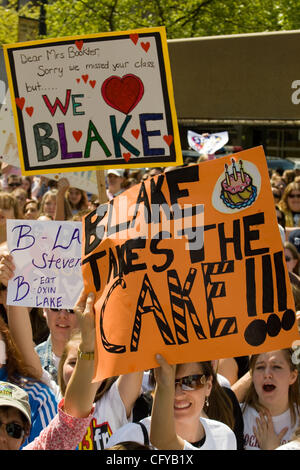 L'idole américain Blake Lewis revient à la maison pour une courte pause. Il est maintenant dans le top 3. À son retour, il a reçu un heros hometown bienvenue. Avec son groupe, il jeta un coup d'une heure impromptu concert gratuit en plein air à Seattles Westlake Center, en plein coeur de Seattle. Jeunes et vieux , hommes et femmes, tous les tour Banque D'Images