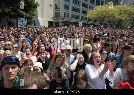 L'idole américain Blake Lewis revient à la maison pour une courte pause. Il est maintenant dans le top 3. À son retour, il a reçu un heros hometown bienvenue. Avec son groupe, il jeta un coup d'une heure impromptu concert gratuit en plein air à Seattles Westlake Center, en plein coeur de Seattle. Jeunes et vieux , hommes et femmes, tous les tour Banque D'Images