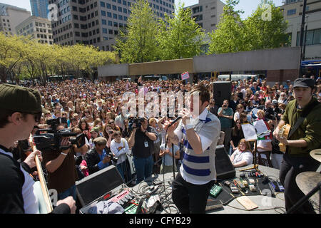 L'idole américain Blake Lewis revient à la maison pour une courte pause. Il est maintenant dans le top 3. À son retour, il a reçu un heros hometown bienvenue. Avec son groupe, il jeta un coup d'une heure impromptu concert gratuit en plein air à Seattles Westlake Center, en plein coeur de Seattle. Jeunes et vieux , hommes et femmes, tous les tour Banque D'Images