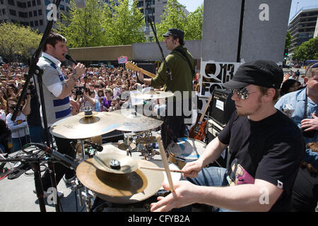 L'idole américain Blake Lewis revient à la maison pour une courte pause. Il est maintenant dans le top 3. À son retour, il a reçu un heros hometown bienvenue. Avec son groupe, il jeta un coup d'une heure impromptu concert gratuit en plein air à Seattles Westlake Center, en plein coeur de Seattle. Jeunes et vieux , hommes et femmes, tous les tour Banque D'Images