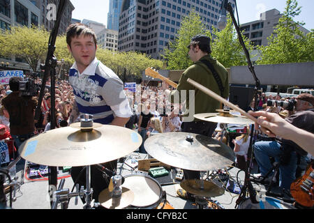 L'idole américain Blake Lewis revient à la maison pour une courte pause. Il est maintenant dans le top 3. À son retour, il a reçu un heros hometown bienvenue. Avec son groupe, il jeta un coup d'une heure impromptu concert gratuit en plein air à Seattles Westlake Center, en plein coeur de Seattle. Jeunes et vieux , hommes et femmes, tous les tour Banque D'Images