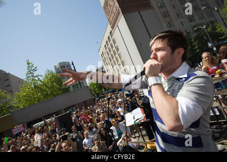 L'idole américain Blake Lewis revient à la maison pour une courte pause. Il est maintenant dans le top 3. À son retour, il a reçu un heros hometown bienvenue. Avec son groupe, il jeta un coup d'une heure impromptu concert gratuit en plein air à Seattles Westlake Center, en plein coeur de Seattle. Jeunes et vieux , hommes et femmes, tous les tour Banque D'Images