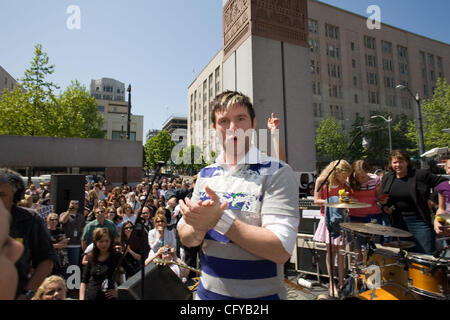 L'idole américain Blake Lewis revient à la maison pour une courte pause. Il est maintenant dans le top 3. À son retour, il a reçu un heros hometown bienvenue. Avec son groupe, il jeta un coup d'une heure impromptu concert gratuit en plein air à Seattles Westlake Center, en plein coeur de Seattle. Jeunes et vieux , hommes et femmes, tous les tour Banque D'Images