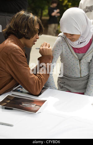 American Idol Sanjaya Malakar, fait sa première apparition à Seattle après avoir été voté. Sanjaya a montré à Seattle Center, domicile de la Space Needle pour signer des autographes et prendre des photos avec les fans. Il avait un décevant, par rapport à son apparence dans sa ville natale de Federal Way, W Banque D'Images