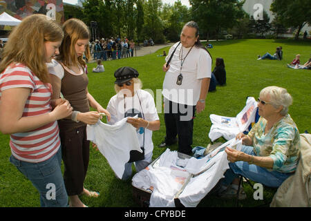 American Idol Sanjaya Malakar, fait sa première apparition à Seattle après avoir été voté. Sanjaya a montré à Seattle Center, domicile de la Space Needle pour signer des autographes et prendre des photos avec les fans. Il avait un décevant, par rapport à son apparence dans sa ville natale de Federal Way, W Banque D'Images