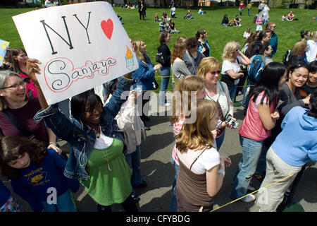 American Idol Sanjaya Malakar, fait sa première apparition à Seattle après avoir été voté. Sanjaya a montré à Seattle Center, domicile de la Space Needle pour signer des autographes et prendre des photos avec les fans. Il avait un décevant, par rapport à son apparence dans sa ville natale de Federal Way, W Banque D'Images