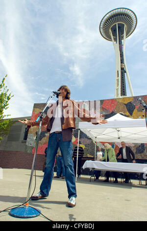 American Idol Sanjaya Malakar, fait sa première apparition à Seattle après avoir été voté. Sanjaya a montré à Seattle Center, domicile de la Space Needle pour signer des autographes et prendre des photos avec les fans. Il avait un décevant, par rapport à son apparence dans sa ville natale de Federal Way, W Banque D'Images