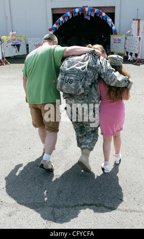 14 mai 2007 - Portland, OR, USA - Oregon Army National Guard Le s.. ANASTASIA GODFREY (C) se promène avec son mari TIM et sa fille TIANNA comme membres de la 41ème Infantry Brigade Combat Team d'une année de déploiement en Afghanistan. Près de 100 soldats sont arrivés à la maison de leur mis Banque D'Images