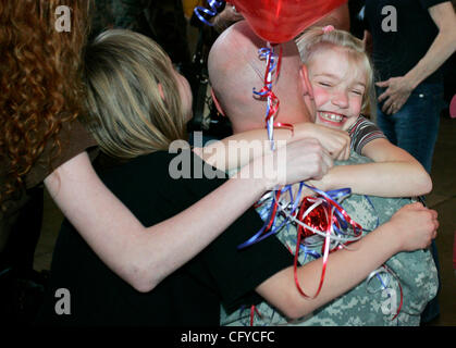 14 mai 2007 - Portland, OR, USA - Oregon Army National Guard Grand JEFFREY ABELE est embrassé par sa fille PAYTON, 7, en tant que membres de la 41ème Infantry Brigade Combat Team d'une année de déploiement en Afghanistan. Près de 100 soldats sont arrivés à la maison de leur mission de former le peuple afghan Na Banque D'Images