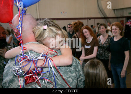 14 mai 2007 - Portland, OR, USA - Oregon Army National Guard Grand JEFFREY ABELE est embrassé par sa fille PAYTON, 7, en tant que membres de la 41ème Infantry Brigade Combat Team d'une année de déploiement en Afghanistan. Près de 100 soldats sont arrivés à la maison de leur mission de former le peuple afghan Na Banque D'Images