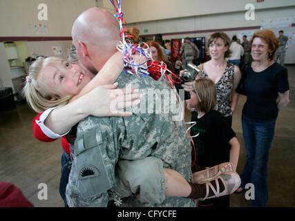 14 mai 2007 - Portland, OR, USA - Oregon Army National Guard Grand JEFFREY ABELE est embrassé par sa fille PAYTON, 7, en tant que membres de la 41ème Infantry Brigade Combat Team d'une année de déploiement en Afghanistan. Près de 100 soldats sont arrivés à la maison de leur mission de former le peuple afghan Na Banque D'Images