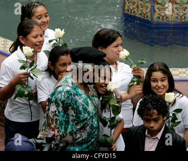 15 mai 2007 l'archevêque Desmond Tutu, centre, étreintes un des 50 quatrième et cinquième année d'études du primaire, le point Cherokee Rolando Park Elementary, Benchley/Weinburger Elementary et Horizon Park Chapelle Église, chacun tenant une rose blanche pour représenter 10 000 enfants qui sont morts du SIDA en Afrique Banque D'Images