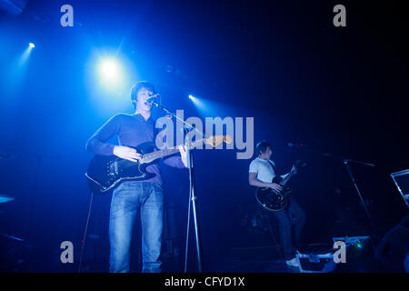 Arctic Monkeys à l'Hammerstein Ballroom le 15 mai 2007. gauche - Alex Turner -chant et à la guitare. Jamie Cook à la guitare Banque D'Images