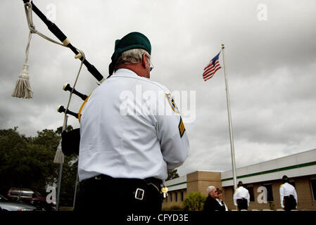 Transports Canada a rencontré 051507 slwreath (2 de 4) --0038029--une photo de Amanda Voisard/Le Palm Beach Post--pour Transports Canada a rencontré CLO--- Ft Pierce- Sgt. David Spivey joue 'Amazing Grace' à la clôture d'une gerbe à la Steve Roberts Centre Administratif mardi. Le ministère de la police a tenu la cere Banque D'Images