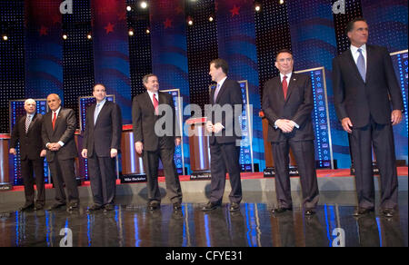 Les candidats à l'élection présidentielle républicaine recueillir quelques instants avant que le Parti républicain de Caroline du Sud au débat présidentiel Koger Center for the Arts à Columbia, Caroline du Sud, 15 mai 2007. De gauche à droite, le sénateur John McCain de l'Arizona, ancien maire de la ville de New York, Rudolph Giuliani, ex-Arkansas Banque D'Images