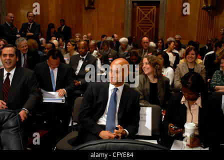 15 mai 2007 - Washington, DC, USA - ADRIAN FENTY, maire de Washington se prépare à un témoignage devant le comité sénatorial sur la sécurité intérieure et les affaires gouvernementales au cours d'une audience sur l'octroi du District de Columbia un représentant avec droit de vote à la Chambre. Un projet de loi accordant le District un vue complète sur la mer Banque D'Images