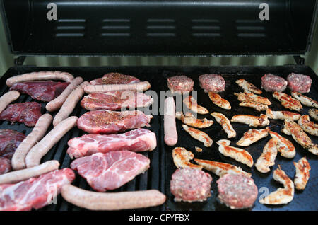 16 mai 2007 - Alice Springs, Territoire du Nord, Australie - Divers types de viande sur le grill y compris Kangaroo, steak, poulet, saucisses et rissols à un barbecue dans Alice Springs. (Crédit Image : © Marianna Massey Jour/ZUMA Press) Banque D'Images