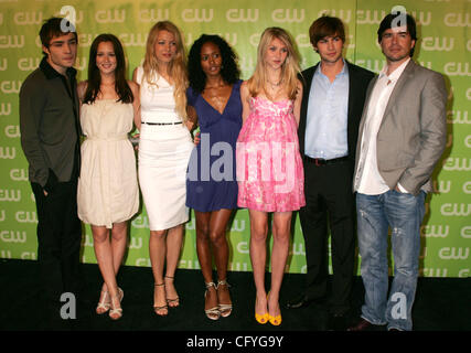 17 mai 2007 - New York, NY, USA - Acteurs Ed Westwick, Leighton Meester, Blake Lively, NICOLE FISCELLA, Taylor Momsen, CHACE CRAWFORD et Matthieu s'installer à l'arrivée pour les CW Upfront Primetime Preview 2007-2008 tenue au Madison Square Garden. (Crédit Image : © Nancy/Kaszerman ZUMA Press) Banque D'Images