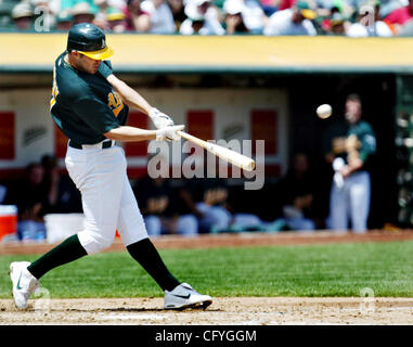 Oakland Athletics' Bobby Crosby connecte un homerun solo off des Royals de Kansas City, le lanceur partant Scott Elarton durant la deuxième manche chez McAfee Coliseum à Oakland, Californie, le jeudi 17 mai 2007.(Ray Chavez/l'Oakland Tribune) Banque D'Images