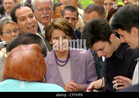 La Présidente de la Chambre Nancy Pelosi (au centre) est entouré par les visiteurs après avoir parlé à George Miller Rép. levée de fonds annuelle de l'anniversaire de Pleasant Hill, Californie, le samedi, 19 mai 2007. (Dean Coppola/Contra Costa Times) Banque D'Images