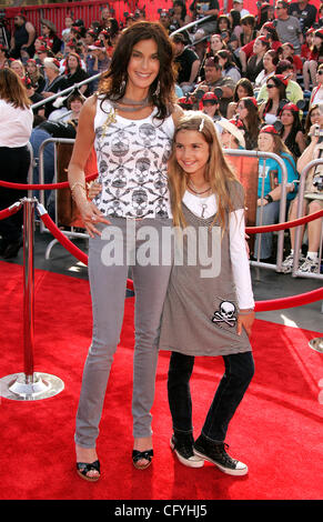 19 mai 2007 - Anaheim, CA, USA - Actrice Teri Hatcher et sa fille EMERSON ROSE lors de la première mondiale de "Pirates des Caraïbes : Jusqu'au bout du monde" qui a eu lieu à Disneyland à Anaheim. (Crédit Image : © Lisa O'Connor/ZUMA Press) Banque D'Images