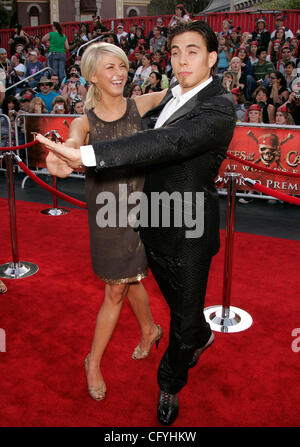 19 mai 2007 - Anaheim, CA, USA - JULIANNE HOUGH et le patinage de vitesse Apolo Anton Ohno légende lors de la première mondiale de "Pirates des Caraïbes : Jusqu'au bout du monde" qui a eu lieu à Disneyland à Anaheim. (Crédit Image : © Lisa O'Connor/ZUMA Press) Banque D'Images