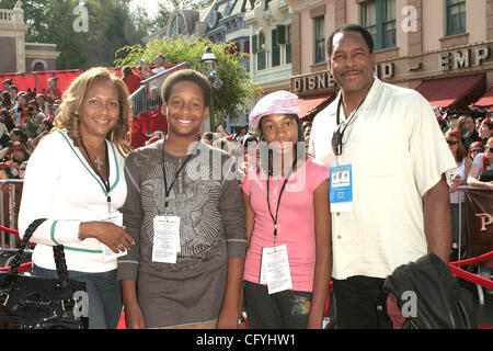 19 mai 2007, Anaheim, Californie, USA ; Baseball Star DAVE WINFIELD et famille à la "Pirates des Caraïbes : Jusqu'au bout du monde' Première mondiale tenue au parc à thème Disneyland, Anaheim. Crédit obligatoire : Photo par Paul Fenton/ZUMA Press. (©) Copyright 2007 by Paul Fenton Banque D'Images