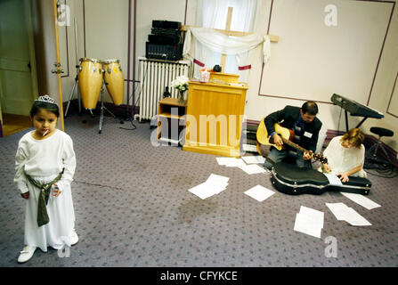 20 mai 2007 - Saint Paul, MN, USA - de gauche à droite : à la Puerta Abierta sur le côté ouest, DAMARIS JIMENEZ, 5, erre sur le sanctuaire de la Puerta Abierta comme FERNANDO BACCA et TIA VASQUEZ préparer la musique pour la célébration de l'inauguration des travaux pour la construction d'un nouveau sanctuaire, 75,00, fel Banque D'Images