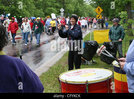 20 mai 2007 - Minneapolis, MN, USA - La 20e marche du Minnesota, le 20 mai 2007. Des milliers de personnes ont marché dans le froid et la pluie intermittente pour récolter des fonds pour la lutte contre le VIH. La Minnesota-promenade se poursuit depuis 1988. Cette yearÃ•s marche, présentée par ING, continue le Minnesota a Banque D'Images