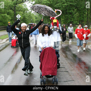 20 mai 2007 - Minneapolis, MN, USA - La 20e marche du Minnesota, le 20 mai 2007. Des milliers de personnes ont marché dans le froid et la pluie intermittente pour récolter des fonds pour la lutte contre le VIH. La Minnesota-promenade se poursuit depuis 1988. La marche de cette année, présenté par ING, continue le Minnesota AI Banque D'Images