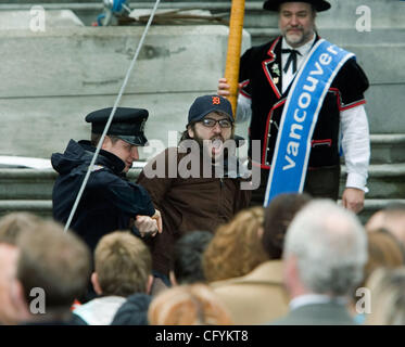 Comité anti-pauvreté (APC) organisateur David Cunningham illustré d'être arrêté par la police pour perturber le Comité olympique de Vancouver (COVAN) Orateurs annonçant l'inauguration de l'horloge officielle des Jeux Olympiques d'hiver de 2010 à Vancouver (Colombie-Britannique) L'Art Gallery, le 12 février 2007, le saccage des réclamations Banque D'Images