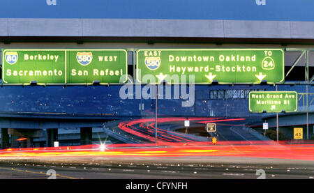 La vitesse des véhicules en route vers le labyrinthe de McArthur le Bay Bridge juste après c'était rouvrir jeudi soir 24 mai 2007 à Oakland, Californie,(Ray Chavez/l'Oakland Tribune) Banque D'Images