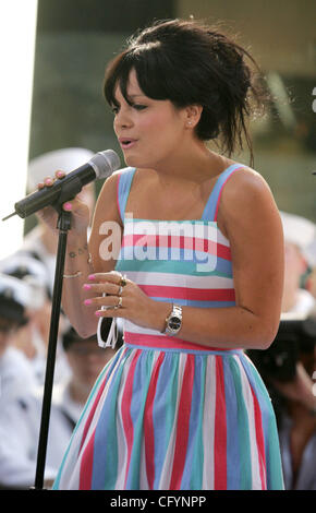 25 mai 2007 - New York, NY, USA - chanteuse Lily Allen au 'aujourd'hui' show 2007 Série de concerts d'été tenue à Rockefeller Plaza. (Crédit Image : © Nancy/Kaszerman ZUMA Press) Banque D'Images