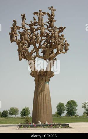 Cinq ans après le siège de l'école de Beslan ; photo : le monument à Beslan pour les victimes de la tragédie. Banque D'Images