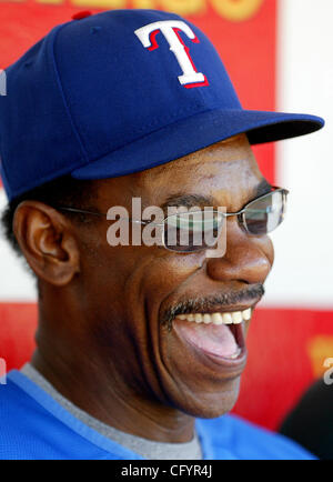 Texas Rangers manager Ron Washington rires dans l'étang avant leur jeu le lundi 28 mai 2007 à Oakland, Californie. (Aric Crabb /l'Oakland Tribune) Banque D'Images