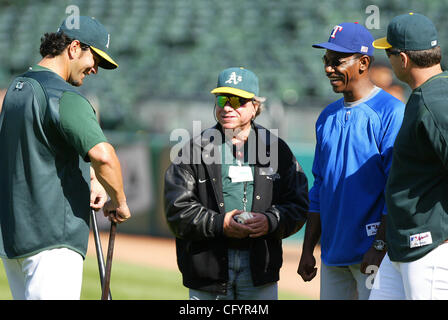 Texas Rangers manager Ron Washington blagues avec l'Athlétisme Eric Chavez (à gauche), et Elliott Schwartz MD., avant leur jeu le lundi 28 mai 2007 à Oakland, Californie. (Aric Crabb /l'Oakland Tribune) Banque D'Images