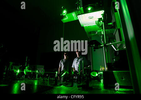 29 mai 2007, San Diego, Californie, USA. Application engineer AARON DODELL (à droite) et le stagiaire DAVID KRUMMWIEDE (gauche) exécuter des tests de coupe à laser sont créés par l'Everest (nom du modèle) à General Atomics mardi, à San Diego, en Californie. Le système laser est utilisé pour les micro-usinage industriel Banque D'Images