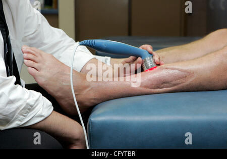 31 mai 2007, Fallbrook, Californie, États-Unis d' thérapeute physique ROBERT MARTINEZ utilise un appareil laser froid sur la jambe gauche étendue un dommage à l'ancien agent de la PCCE GARY HOAG lors d'une session à Fallbrook Thérapie Physique Crédit obligatoire : photo par Charlie Neuman/San Diego Union-Tribune/Zuma Press. copyright Banque D'Images