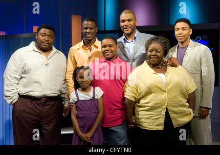 ATLANTA, GA - 31 mai : l'acteur-réalisateur Tyler Perry pose avec les membres de sa maison de Payne exprimés, y compris de gauche front row Chine Anne McClain, Larramie 'Doc' Shaw, Cassi Davis, rangée arrière LaVan Davis, Lance Gross, Tyler Perry et Allen Payne sur l'ensemble d'internet uniquement son show à Tyler Perry a st Banque D'Images