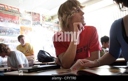 Le 30 mai 2007 - Lakeville, MN, USA - Lakeville South High School senior BRIAN JOHNSON regardé une partie du film ''Rencontre du troisième type'' au cours de AP Calculus. Johnson est le dernier adieu à cette école secondaire. L'année prochaine il y aura un nouveau programme de baccalauréat spécialisé en place. (Crédit Image : © Banque D'Images