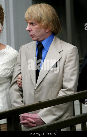 Juin 05, 2007 ; Los Angeles, CA, USA ; le producteur de musique Phil Spector quitte le palais de justice avec son épouse Rachelle court-circuit au niveau de l'Lana Clarkson le procès pour meurtre en Cour supérieure de Los Angeles à Los Angeles , Californie , 5 Juin , 2007. Spector est accusé du meurtre de l'actrice Lana Clarkson , qui a été trouvé sh Banque D'Images