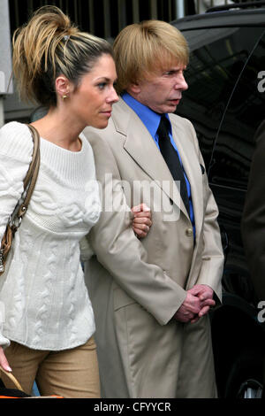 Juin 05, 2007 ; Los Angeles, CA, USA ; le producteur de musique Phil Spector quitte le palais de justice avec son épouse Rachelle court-circuit au niveau de l'Lana Clarkson le procès pour meurtre en Cour supérieure de Los Angeles à Los Angeles , Californie , 5 Juin , 2007. Spector est accusé du meurtre de l'actrice Lana Clarkson , qui a été trouvé sh Banque D'Images