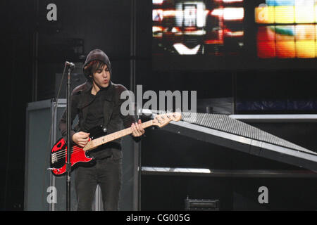 Jun 05, 2007 - Wantagh, New York, USA - Fall Out Boy, chanteur-guitariste rythmique Patrick Stump, le guitariste Joe Trohman et Pete Wentz, bassiste batteur Andy Hurley, jouez en live à l'Nikon Jones Beach Theatre. (Crédit Image : © Condyles Kirk/ZUMA Press) Banque D'Images