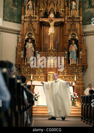 20 mai 2007 - Glencoe, MN - Nouvel archevêque élu John Nienstedt, maintenant évêque du nouveau diocèse d'Ulm, donne le sermon à la messe de confirmation d'un saint Pie X dans l'Église catholique de Glencoe, MN. (Crédit Image : © Minneapolis Star Tribune/ZUMA Press) Banque D'Images