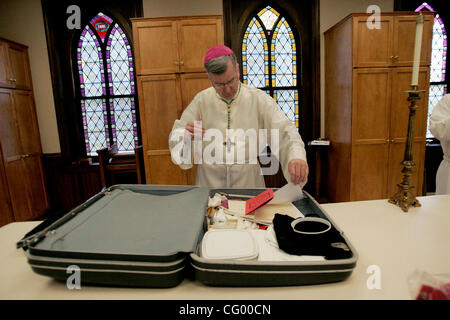 20 mai 2007 - Glencoe, MN - Nouvel archevêque élu John Nienstedt, maintenant évêque du nouveau diocèse d'Ulm, se prépare pour une masse de confirmation à l'église catholique Saint Pie X à Glencoe, MN. (Crédit Image : © Minneapolis Star Tribune/ZUMA Press) Banque D'Images