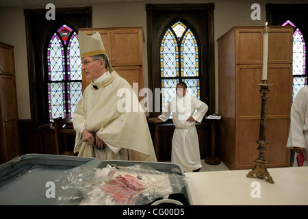 20 mai 2007 - Glencoe, MN - Nouvel archevêque élu John Nienstedt, maintenant évêque du nouveau diocèse d'Ulm, se prépare pour une masse de confirmation à l'église catholique Saint Pie X à Glencoe, MN. (Crédit Image : © Minneapolis Star Tribune/ZUMA Press) Banque D'Images