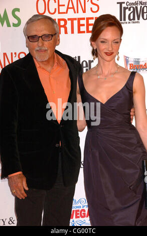 Jan 19, 2010 - Las Vegas, NV, USA - acteur Dennis Hopper, qui souffre d'un cancer de la prostate, a annoncé qu'il est à la recherche d'un divorce de sa cinquième femme de près de 14 ans. son porte-parole a déclaré que la star "veut la paix et silencieux', le couple a été "des problèmes" mais n'en est encore l Banque D'Images