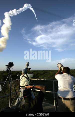 Transports Canada a rencontré le personnel de la navette 060807 Photo de Paul J. Milette/Le Palm Beach Post 0039205A - Cape Canaveral- News photographers photographie la navette spatiale Atlantis alors qu'elle se décolle de la rampe de lancement au Centre spatial Kennedy vendredi en fin d'afternooon. 6/8/07 Banque D'Images